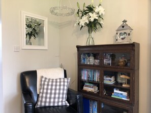 Reading library nook w/ assortment of books. Blue information binder w/ hotspots