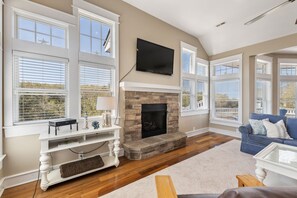 CC281: Barefoot At The Banks | Top Level Living Area