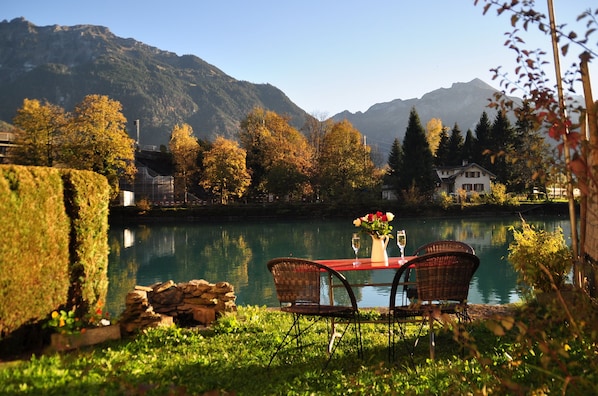 Private garden with BBQ and seating for 4 directly located on the River Aare.