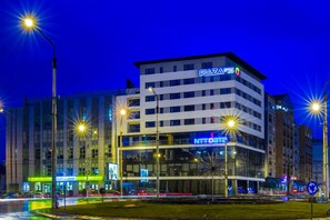Voorkant accommodatie - avond/nacht