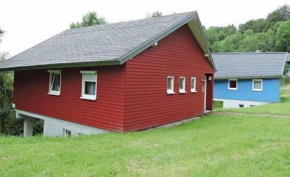 Ferienhaus 1 Unterdorf, 65qm, 2. Schlafzimmer, max. 4 Personen-Haus im Unterdorf, 65 qm, Rückseite