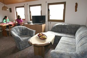 Ferienwohnung Hochkopf, 43 qm, 1 Schlafzimmer, max. 4 Personen-Couchecke mit Schlafcouch und Essecke mit Panoramablick