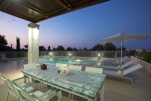 Dinning area by the pool