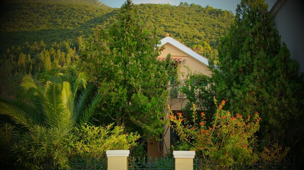 The house is inspired by the warm atmosphere and ambience of the Ionian Islands.