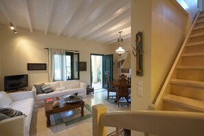 Freshly renovated the house offer you a living , dining and open kitchen area 