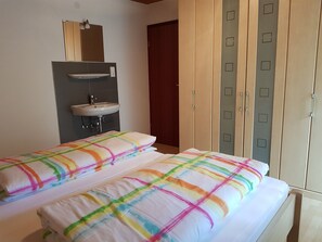 Ferienwohnung Sonnenblume mit ca. 70qm, 2 Schlafräume, für max. 4 Personen-Schlafzimmer 1 Bild 2