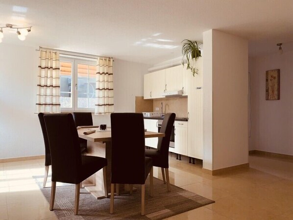 Nr. 3_Apartment 4-5 Personen (1 Schlafzimmer)-Wohn-Essbereich