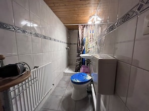 Ferienwohnung 2, 70qm, 2 Schlafzimmer, max. 6 Personen-Dusche/WC