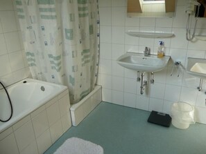 Ferienwohnung zum Freitagsbächle, 90qm, 2 Schlafzimmer, max. 6 Personen-Badezimmer