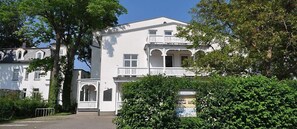 Ferienwohnung Sanssouci, 67 qm, 2 Schlafzimmer, max. 3 Erwachsene + 2 Kinder-Aussenansicht 2