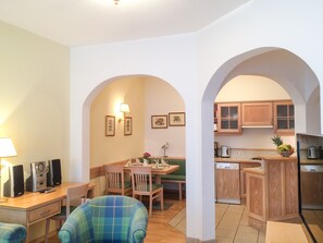 Ferienwohnung Sanssouci, 67 qm, 2 Schlafzimmer, max. 3 Erwachsene + 2 Kinder-Essbereich