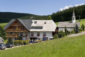 Gasthaus Heiligenbrunnen, (Titisee-Neustadt), LHS 04521-Hausansicht von Hinterzarten kommend