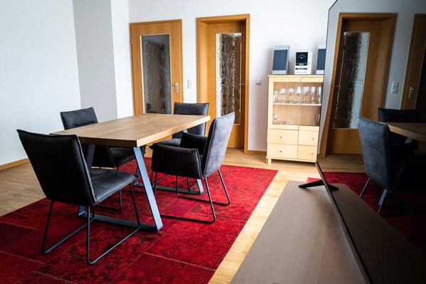 Große Ferienwohnung (>100qm) mit Seeblick und privatem Seezugang-Wohnzimmer große Wohnung