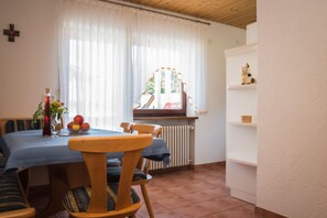 Ferienwohnung 3, 45qm, 2 Schlafzimmer, max. 5 Erwachsene und 1 Kind-Esszimmer