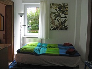 Ferienwohnung im alten Winzerhaus, 55qm, 1 Schlafzimmer, max. 4 Personen-Rundgang Ferienwohnung /Das kleine Zimmer zum Wohnen....oder auch zum Schlafen