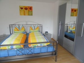 Ferienwohnung, 80qm, 1 Schlafzimmer, max. 2 Personen-Schlafzimmer mit großem Doppelbett