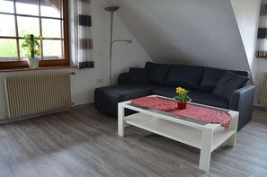 Ferienwohnung Nr. 3, Bergblick, 70qm-FW Bergblick, Wohnzimmer mit Schlafsofa