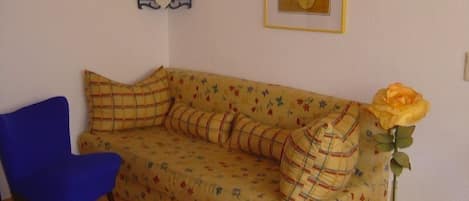 Ferienwohnung 4, 36qm, 1 Schlafzimmer, max. 2 Personen-WohnEsszimmer_Schlafsofa