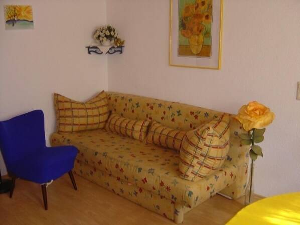 Ferienwohnung 4, 36qm, 1 Schlafzimmer, max. 2 Personen-WohnEsszimmer_Schlafsofa