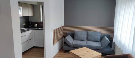 Neu renovierte 2 Zimmerwohnung mit Seeblick und privatem Seezugang-2 Zimmerwohnung mit Seeblick Wohnzimmer