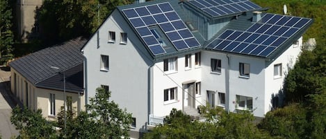 Ferienhaus Engelsdorf, 360qm, 9 Schlafräume, max. 30 Pers.-Außenansicht der Ferienhaus Engelsdorf mit Gäste-Lounge