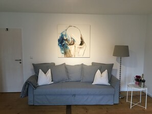 1. - "Unterm Blauregen" - 1-Raum-Ferienwohnung im alten Ortskern-Bettsofa