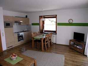 Ferienwohnung 5, 46qm, 1 Schlafraum, max. 4 Personen-Wohnzimmer mit Küchenzeile