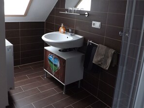 Ferienwohnung "Kapfblick", 40qm, 1 Schlafzimmer, 1 Wohn-/Schlafzimmer, max. 5 Personen-Waschbecken