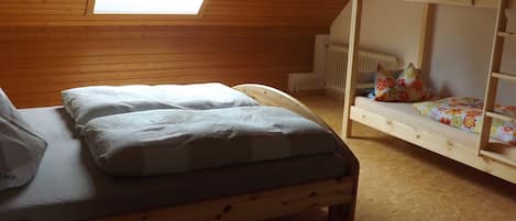 Ferienwohnung "Kapfblick", 40qm, 1 Schlafzimmer, 1 Wohn-/Schlafzimmer, max. 5 Personen-Schlafzimmer mit Etagenbett