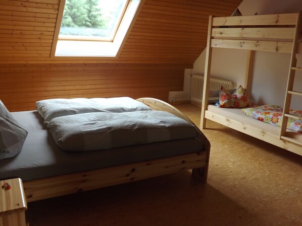 Ferienwohnung "Kapfblick", 40qm, 1 Schlafzimmer, 1 Wohn-/Schlafzimmer, max. 5 Personen-Schlafzimmer mit Etagenbett