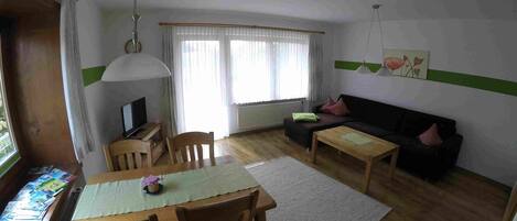 Ferienwohnung 6, ca. 46qm, 1 Schlafraum, max. 4 Personen-Wohnzimmer