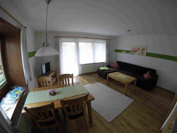 Ferienwohnung 6, ca. 46qm, 1 Schlafraum, max. 4 Personen-Wohnzimmer