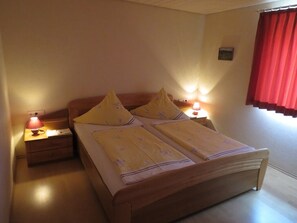 Ferienwohnung 2, 100qm, 3 Schlafzimmer, max. 6 Personen-Schlafzimmer