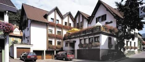 Hotel garni zur Linde, (Lauf), LHS 01347-Haupthaus mit Restaurant und 15 Doppelzimmer und 4 Einzelzimmer.