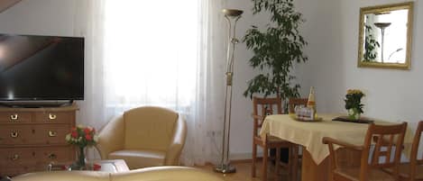 Ferienwohnung mit 56 qm, 1 Wohn/Schlafraum, max. 2 Personen-Wohn- Essbereich