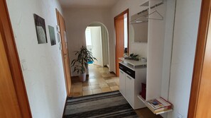 EG-Ferienwohnung, 86 qm, 1 Wohnzimmer, 1 Schlafzimmer, max. 4 Personen-Flur