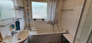 EG-Ferienwohnung, 86 qm, 1 Wohnzimmer, 1 Schlafzimmer, max. 4 Personen-Bad