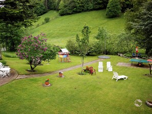 Akzent Hotel Restaurant Lawine, (Todtnau), LHS 01534-Die große Liegewiese am Bach