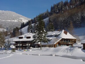 Akzent Hotel Restaurant Lawine, (Todtnau), LHS 01534-Winterlicher Außeneindruck