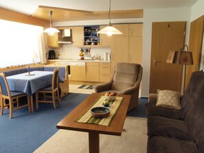Ferienwohnung 3, 50 qm, 1 Schlafzimmer und 1 Wohn/Schlafraum, max. 3 Personen-Wohnraum und Küche