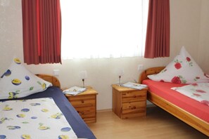 Ferienwohnung 1, 100qm, 3 Schlafzimmer, max. 6 Personen-Kinderzimmer