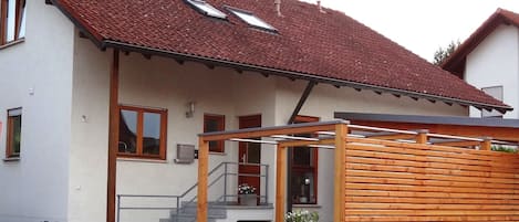 Ferienwohnung im sonnigen Kaiserstuhl, 45qm, 1 Schlafzimmer, 2 bis 4 Personen-Terrasse vor dem Haus