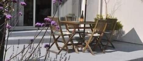 Terrasse au sud donnant sur le jardin clos
