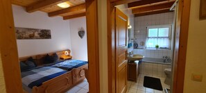 Ehrenmättlehof: Ferienwohnung E01, 85qm, 2 Schlafzimmer, max. 4 Personen-Schlafzimmer Bad