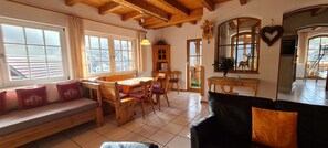 Ehrenmättlehof: Ferienwohnung E01, 85qm, 2 Schlafzimmer, max. 4 Personen-Wohn-Essbereich