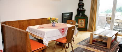 Ferienwohnung, 65qm, 2 Schlafräume, max. 4 Personen-Wohn-/Esszimmer