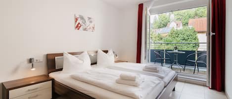 7SCHWABEN - JERGLI (Familienapartment mit Balkon, 55+9 qm für 4 Personen)-Schlafzimmer Doppelbett