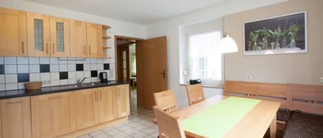 Ferienwohnung, Frühlingsduft, mit 90 qm, 2 Schlafzimmer, für maximal 6 Personen-Küche mit Essecke