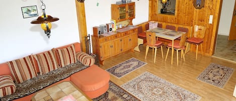 Ferienwohnung, 70 qm, 1 bis 2 Schlafzimmer, max. 4 Personen-Wohnzimmer mit Essecke