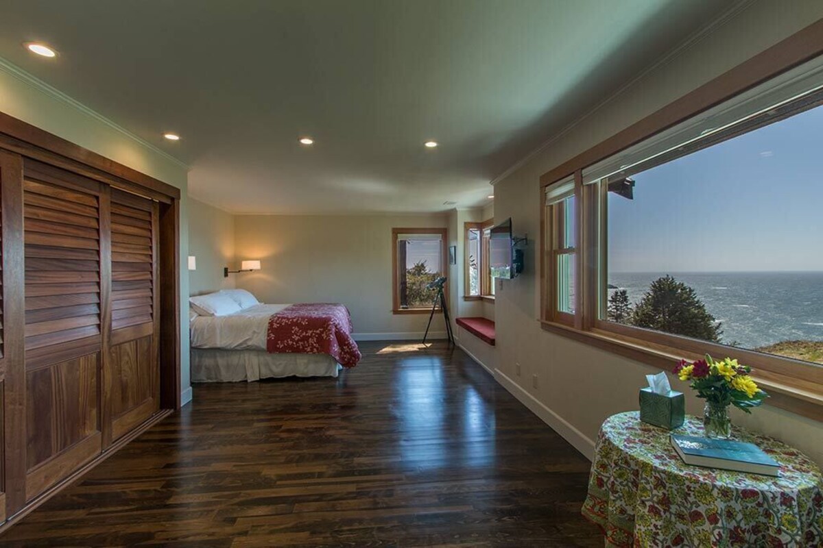 Seawood Vista – Ocean & Redwood Views w/ Hot Tub!